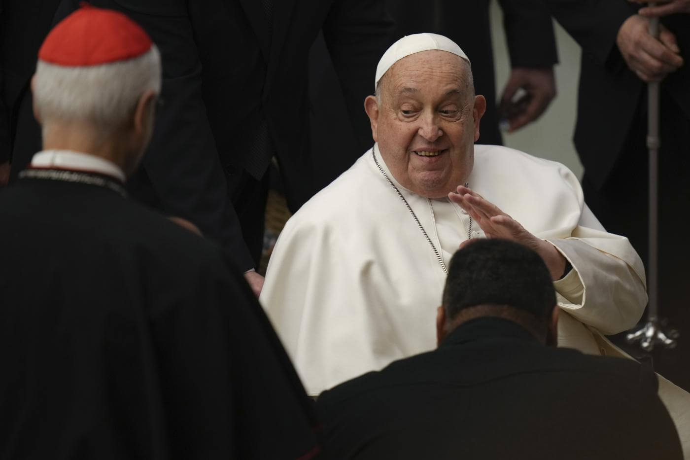 In «lieve miglioramento» le condizioni di Papa Francesco: all’esterno dell’ospedale canti e preghiere In «lieve miglioramento» le condizioni di Papa Francesco: all’esterno dell’ospedale canti e preghiere