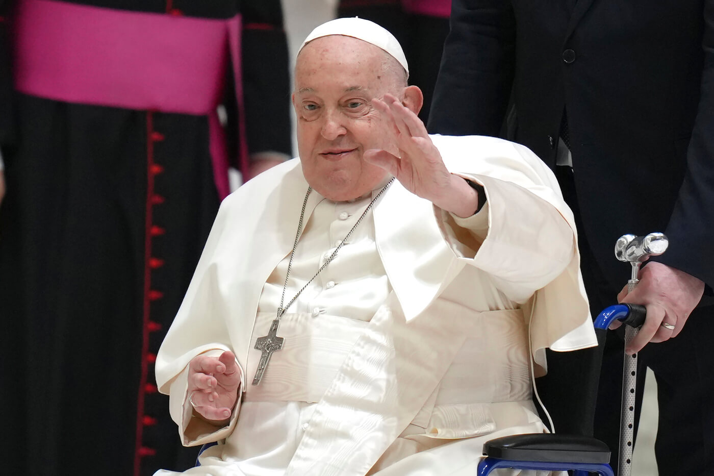 Papa Francesco, il bollettino medico: «Può muoversi e camminare. Non ha più la mascherina»