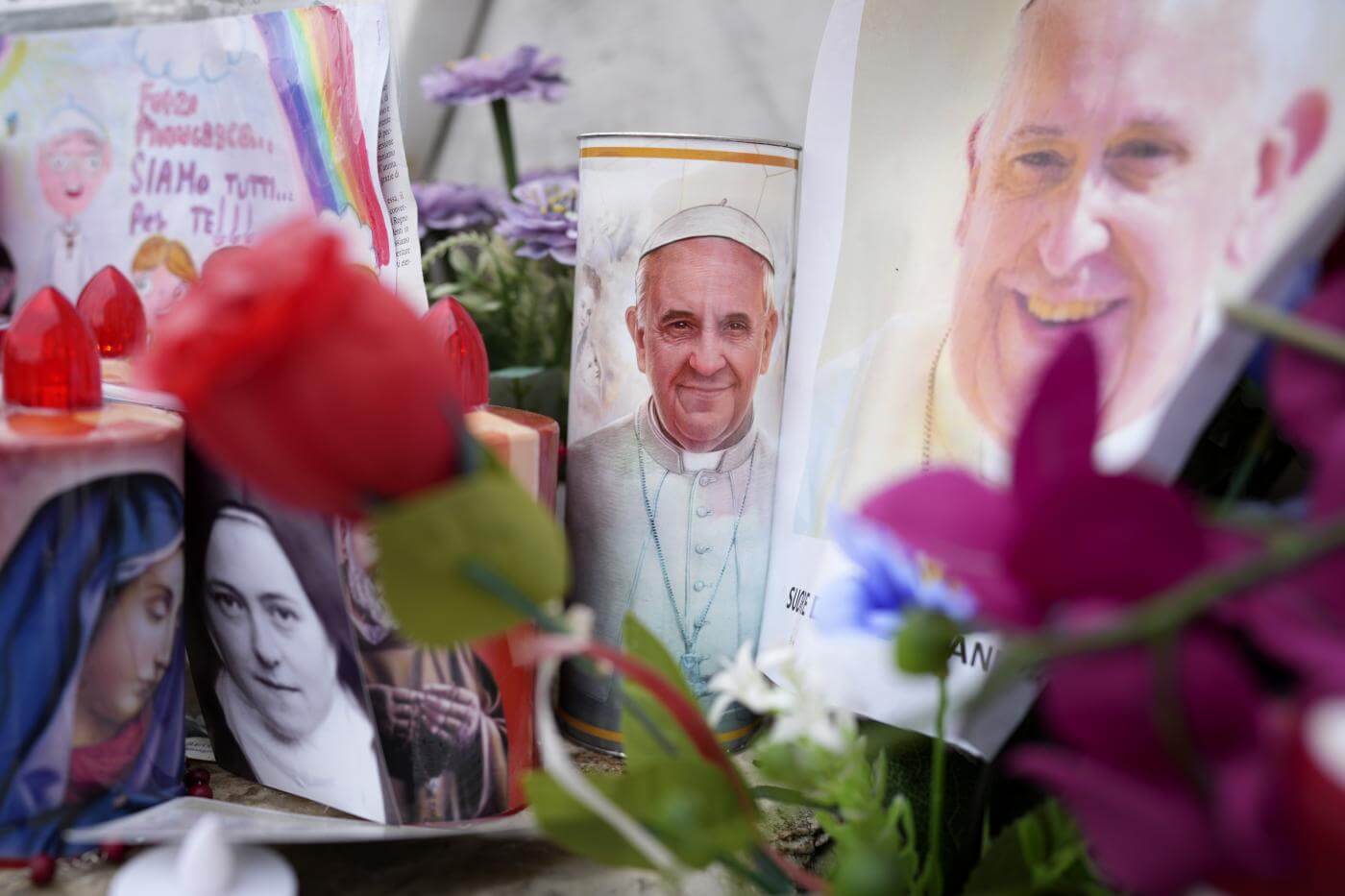 Papa Francesco, il cappellano del Gemelli: «È l’ora della speranza contro ogni speranza». Rosari in piazza San Pietro