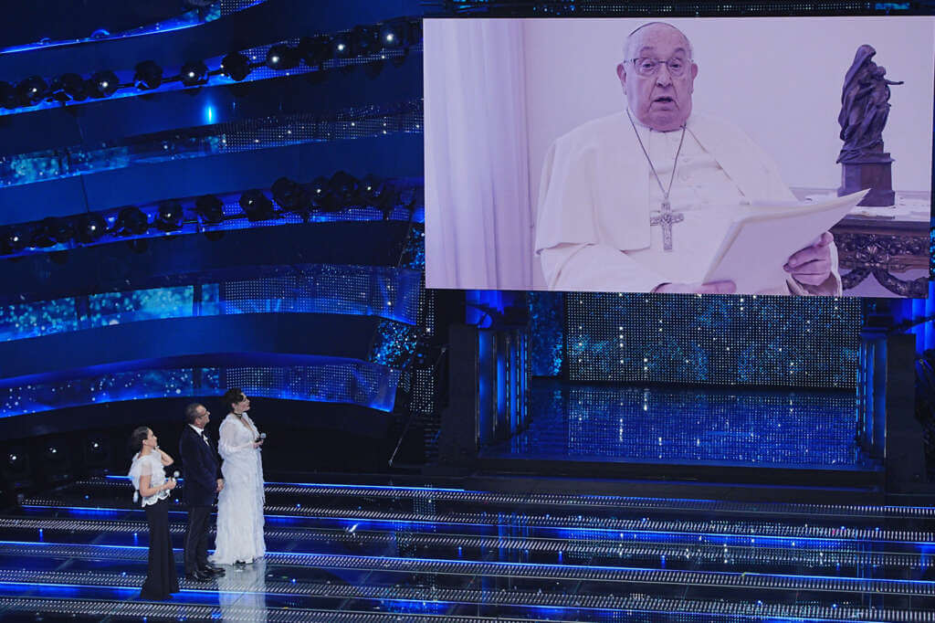 Galleria foto 'Sanremo 2025: il messaggio del papa, Jovanotti che infiamma l’Ariston e la prima classifica' - foto 1