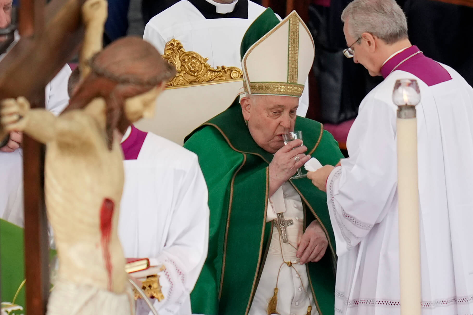 Papa Francesco ricoverato al Gemelli, il Vaticano rassicura: «C’è da stare tranquilli» Papa Francesco ricoverato al Gemelli, il Vaticano rassicura: «C’è da stare tranquilli»