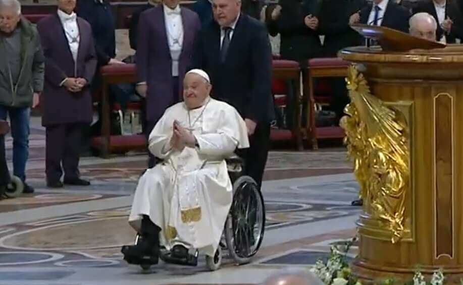 Galleria foto 'Vaticano, imprevisto per papa Francesco: si rompe il bastone' - foto 1