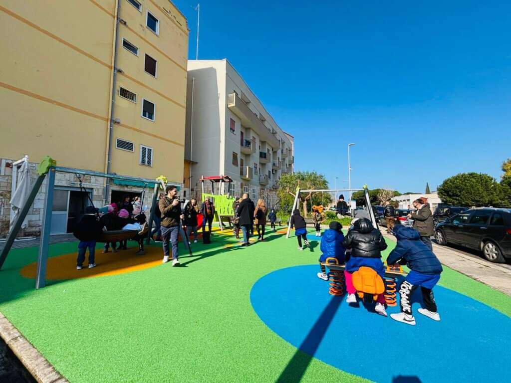Galleria foto 'Bari, inaugurata una nuova area giochi in via Cosenza al San Paolo: «Abbiatene cura» – FOTO' - foto 4