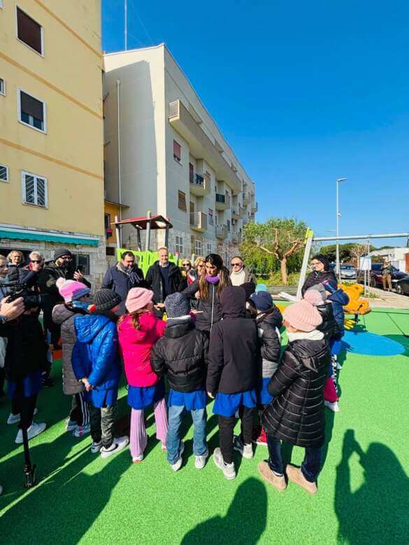 Galleria foto 'Bari, inaugurata una nuova area giochi in via Cosenza al San Paolo: «Abbiatene cura» – FOTO' - foto 5