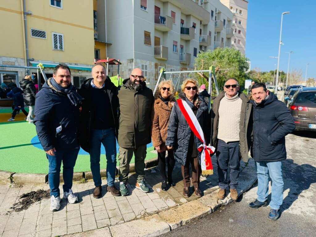 Galleria foto 'Bari, inaugurata una nuova area giochi in via Cosenza al San Paolo: «Abbiatene cura» – FOTO' - foto 2