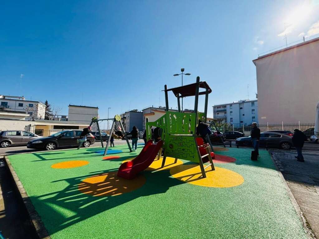 Galleria foto 'Bari, inaugurata una nuova area giochi in via Cosenza al San Paolo: «Abbiatene cura» – FOTO' - foto 3