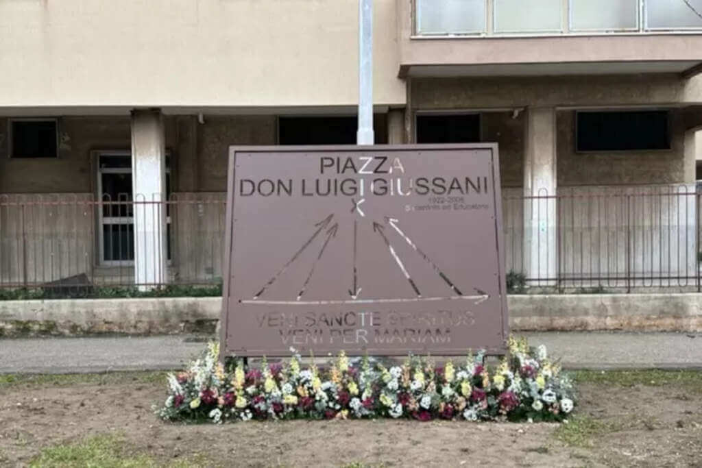 Galleria foto 'Taranto dedica una piazza a don Luigi Giussani, fondatore del movimento Comunione e Liberazione' - foto 1