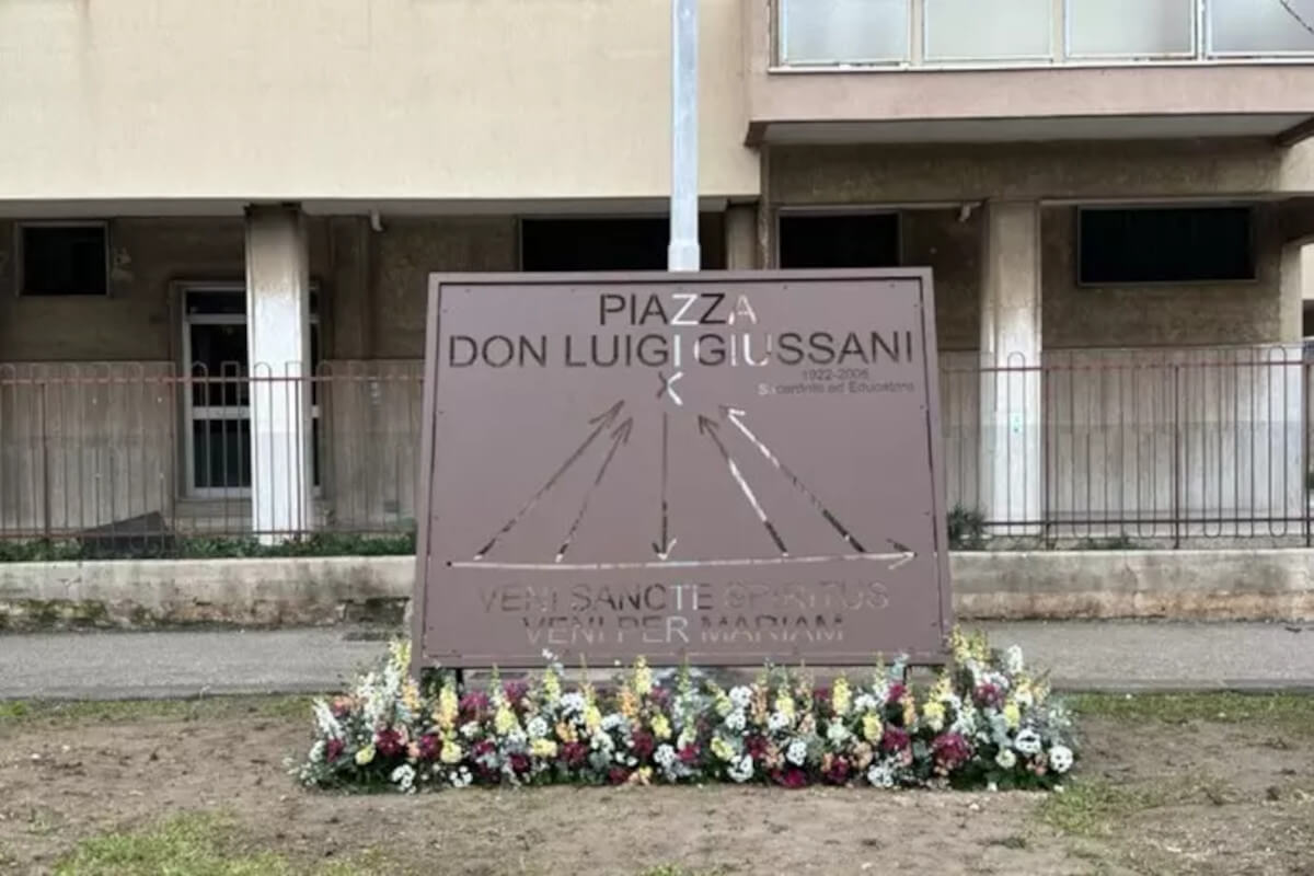 Taranto dedica una piazza a don Luigi Giussani, fondatore del movimento Comunione e Liberazione Taranto dedica una piazza a don Luigi Giussani, fondatore del movimento Comunione e Liberazione