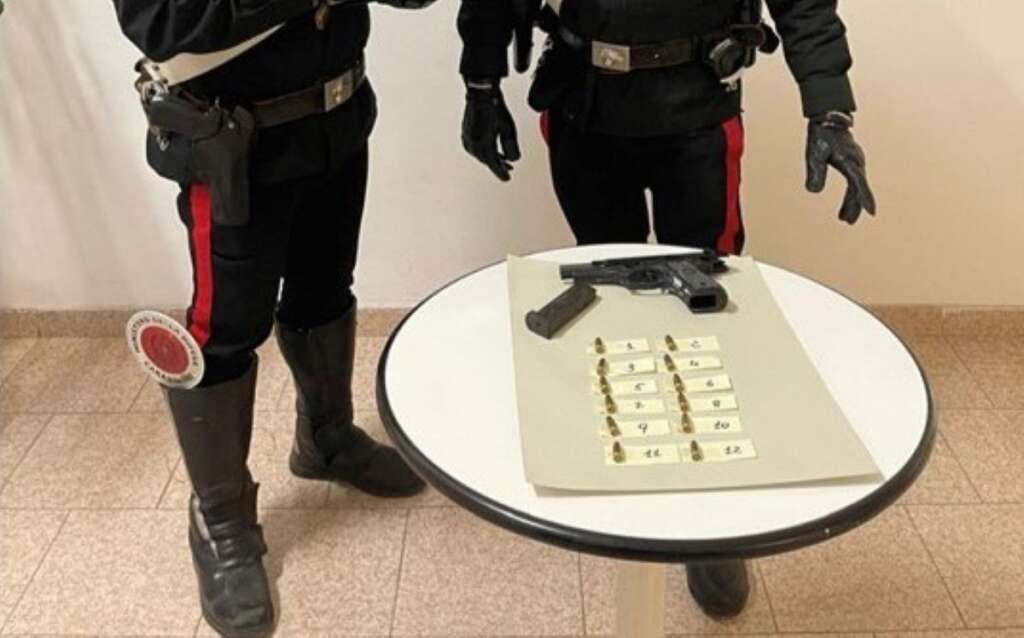 Galleria foto 'Bari, nel furgone avevano una pistola rubata alle forze dell’ordine: due arresti' - foto 1