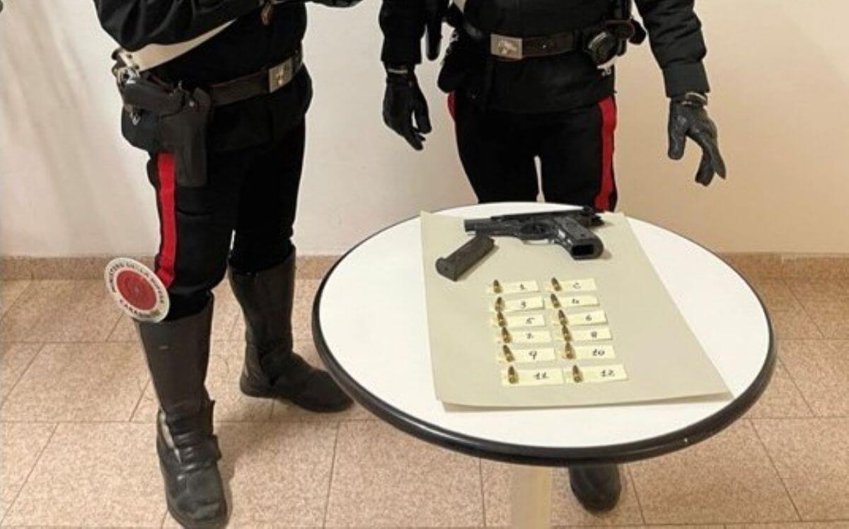 Bari, nel furgone avevano una pistola rubata alle forze dell’ordine: due arresti
