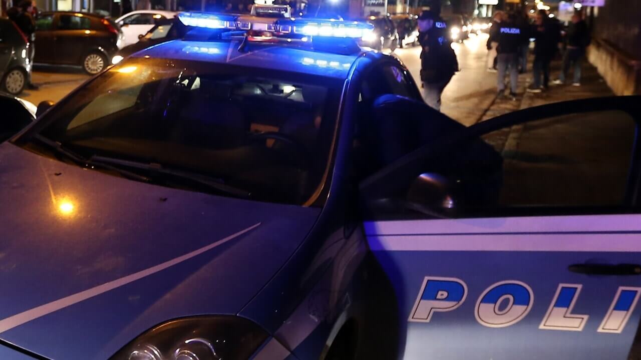Sorpreso a rubare in un negozio di Taranto, il ladro si giustifica: «Stavo sventando un furto» Sorpreso a rubare in un negozio di Taranto, il ladro si giustifica: «Stavo sventando un furto»