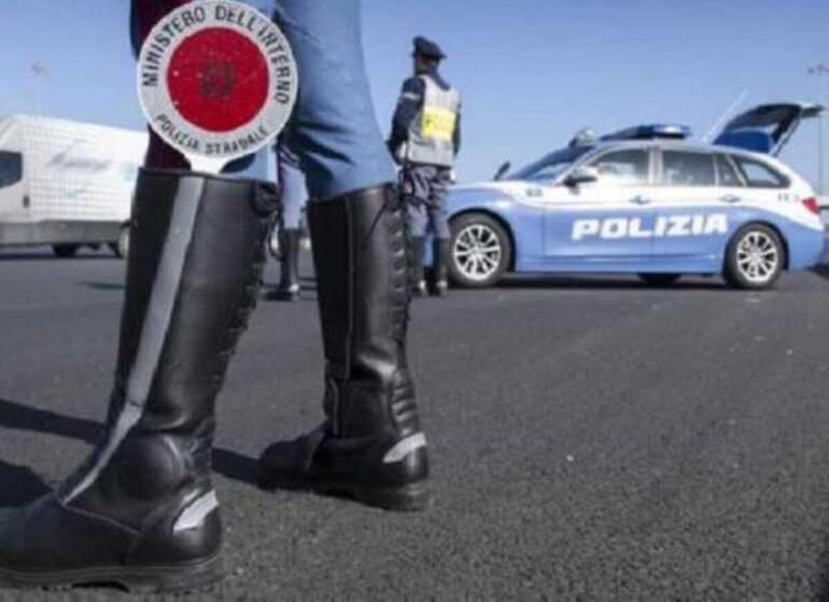 In viaggio verso Bari con otto chili di cocaina, padre e figlio fermati in autostrada e arrestati