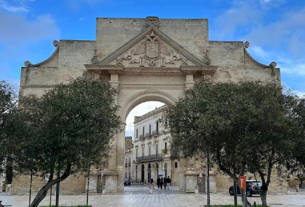 Aggredisce 2 passanti con un cacciavite in Porta Napoli: denunciato 44enne di origine asiatica