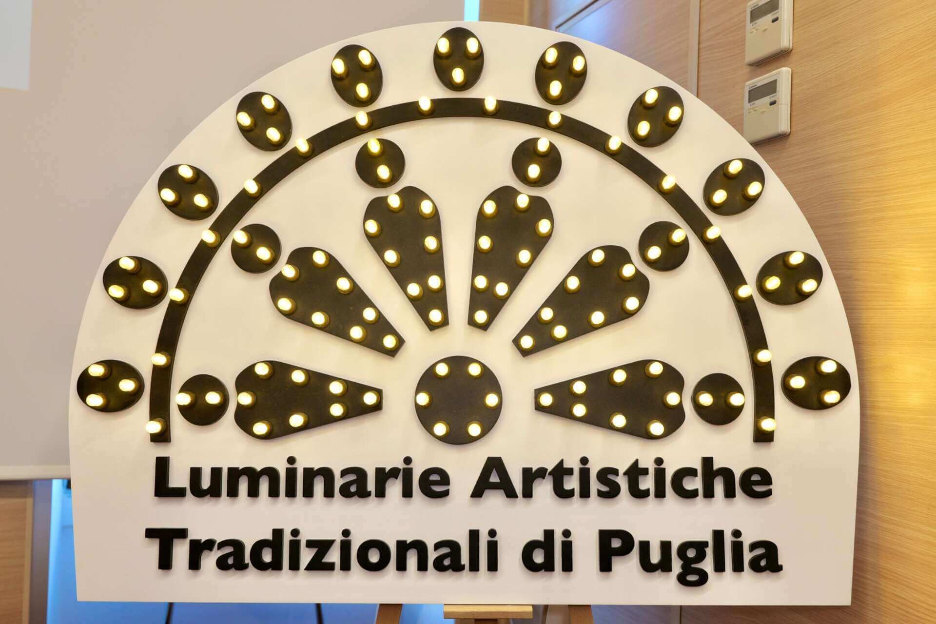 Nasce il logo “Luminarie artistiche tradizionali di Puglia”: «Tutela e valorizzazione» – VIDEO Nasce il logo “Luminarie artistiche tradizionali di Puglia”: «Tutela e valorizzazione» – VIDEO