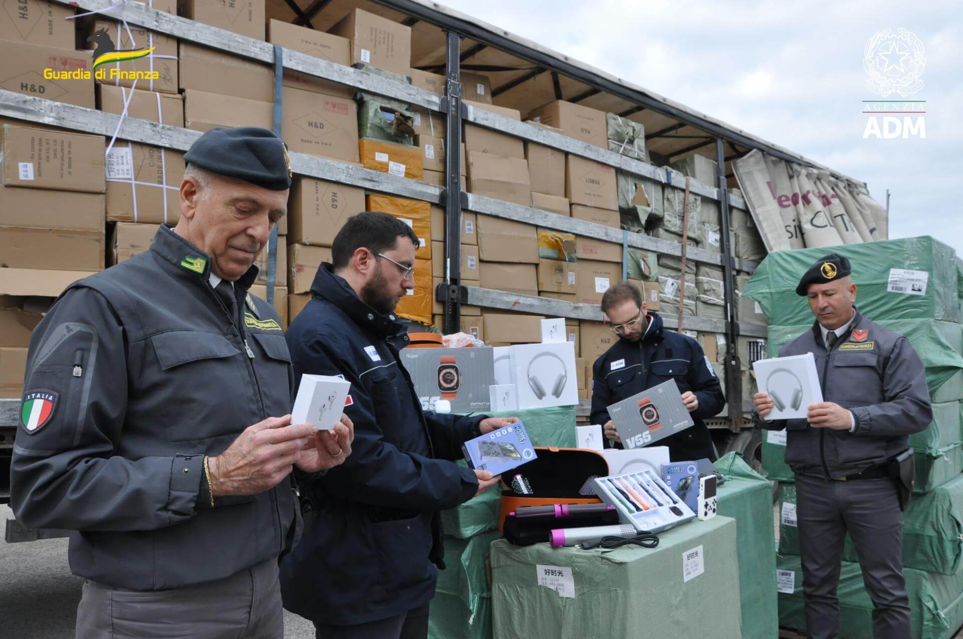 Articoli elettronici e accessori per Iphone contraffatti e pericolosi: maxi sequestro al porto di Brindisi Articoli elettronici e accessori per Iphone contraffatti e pericolosi: maxi sequestro al porto di Brindisi