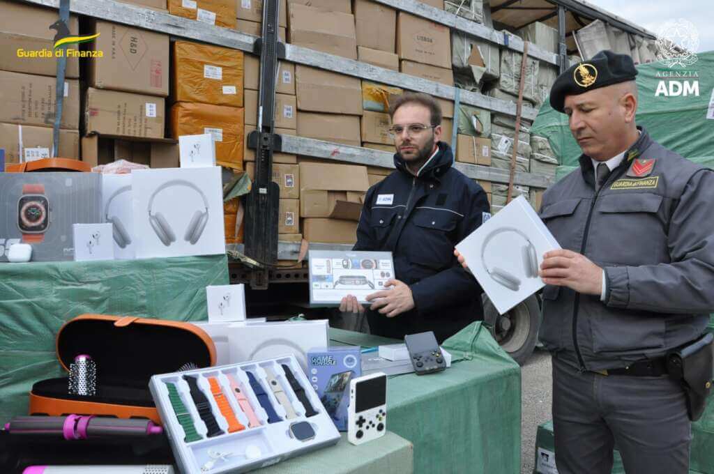 Articoli elettronici e accessori per Iphone contraffatti e pericolosi: maxi sequestro al porto di Brindisi Articoli elettronici e accessori per Iphone contraffatti e pericolosi: maxi sequestro al porto di Brindisi