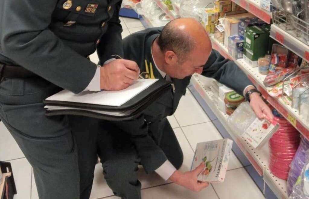 Galleria foto 'Sequestrati 36mila prodotti pericolosi nel Tarantino: denunciati 6 imprenditori' - foto 1
