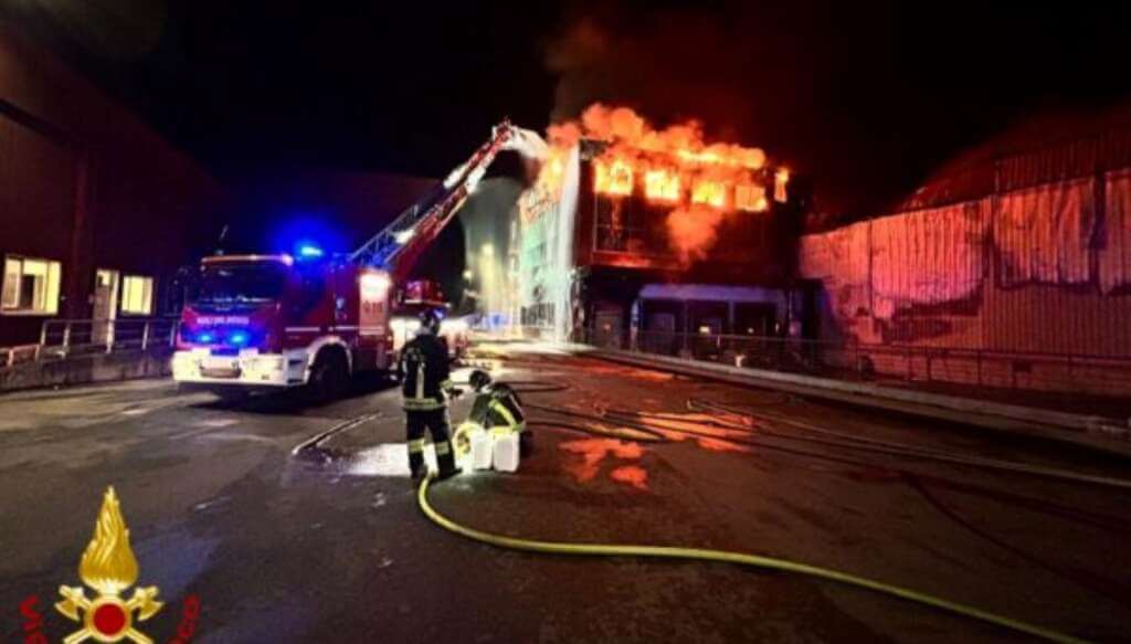 Galleria foto 'Reggio Emilia, a fuoco uno stabilimento di lavorazione delle carni: nessun ferito' - foto 1