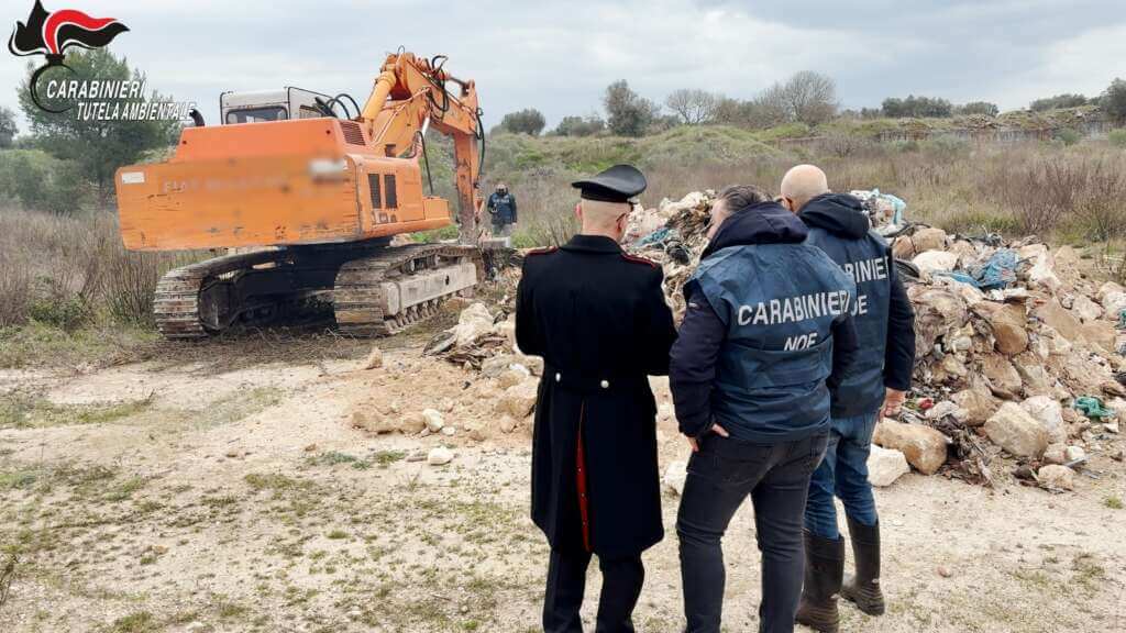 Galleria foto 'Traffico di rifiuti tra Campania e Puglia, scoperta un’altra discarica abusiva nel Tarantino – VIDEO' - foto 3