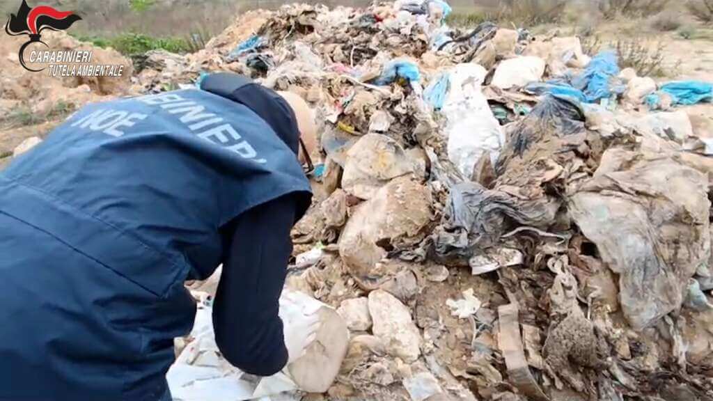 Galleria foto 'Traffico di rifiuti tra Campania e Puglia, scoperta un’altra discarica abusiva nel Tarantino – VIDEO' - foto 1