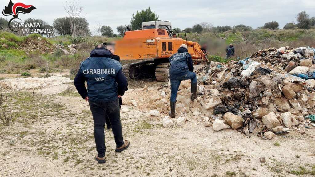 Galleria foto 'Traffico di rifiuti tra Campania e Puglia, scoperta un’altra discarica abusiva nel Tarantino – VIDEO' - foto 2