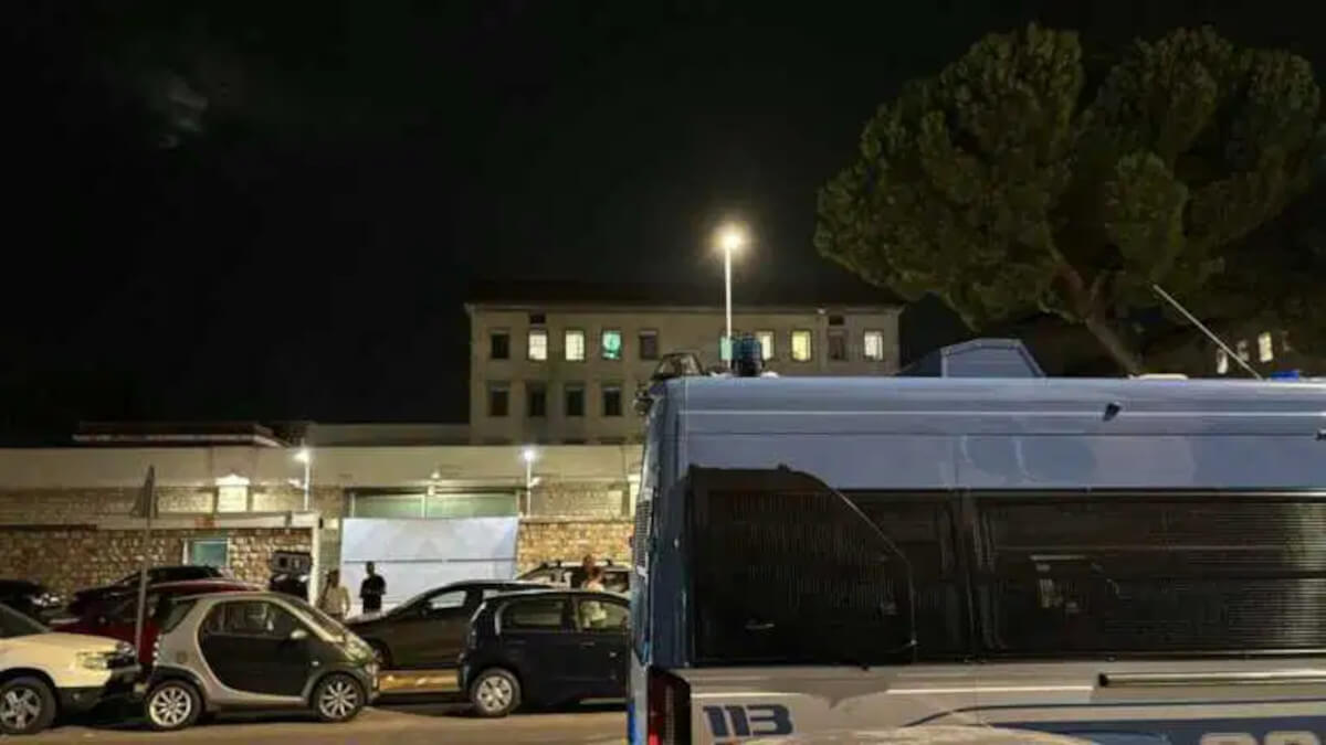 Disordini nel carcere di Bari, indagati tre detenuti: avrebbero anche aggredito un agente Disordini nel carcere di Bari, indagati tre detenuti: avrebbero anche aggredito un agente