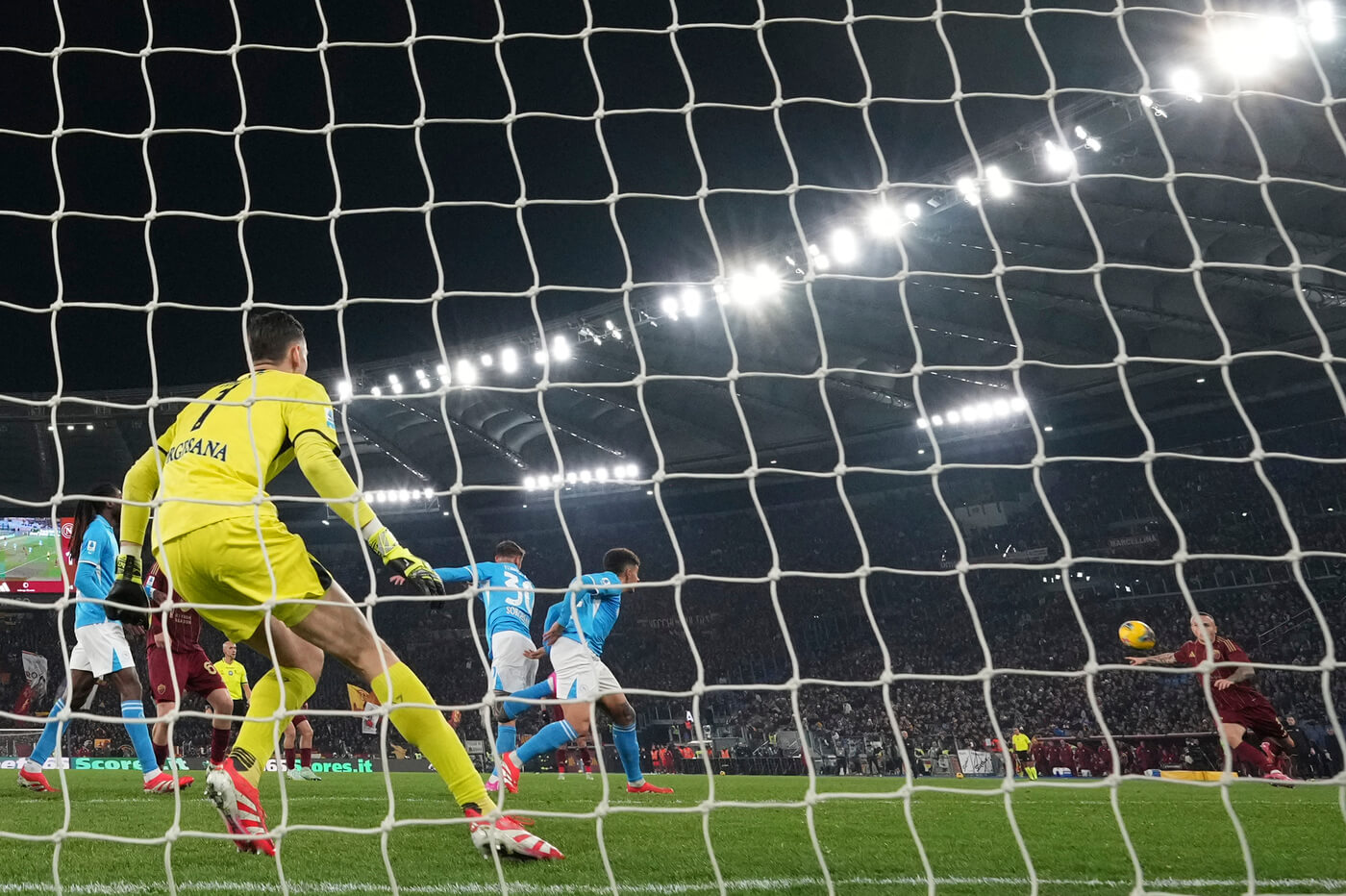 Serie A, Napoli fermato all’Olimpico dalla Roma: Angelino la pareggia nel recupero Serie A, Napoli fermato all’Olimpico dalla Roma: Angelino la pareggia nel recupero