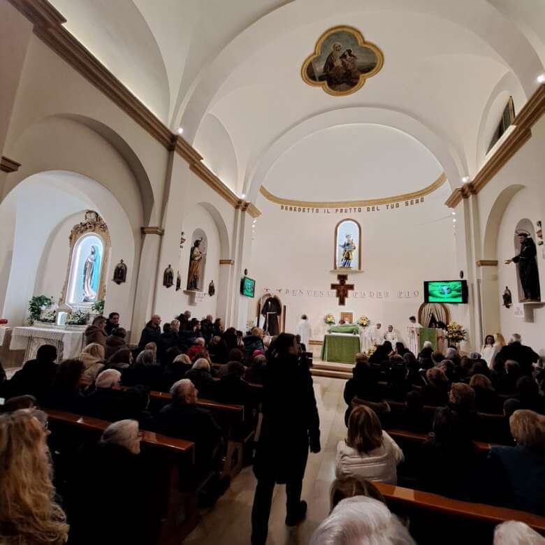 Galleria foto 'A Foggia il saio indossato da San Pio quando ricevette le stimmate: «Dimostra la presenza di Dio» – FOTO' - foto 1