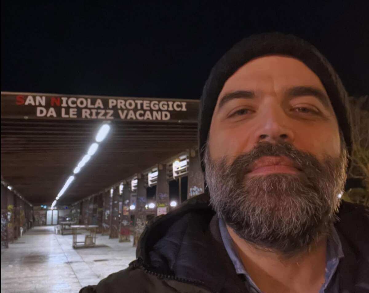 Roberto Saviano a Bari, il selfie “N’derr a la lanz” e la traduzione sbagliata de “le rizz vacand”