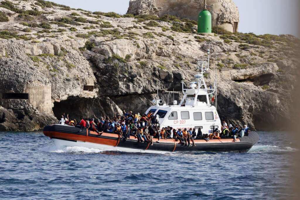 Galleria foto 'Sbarchi sulle coste italiane: +50% rispetto al gennaio 2024' - foto 1