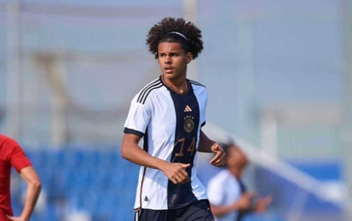 Lecce, Elijah Scott è giallorosso: il difensore 18enne arriva dallo Stoccarda a titolo definitivo Lecce, Elijah Scott è giallorosso: il difensore 18enne arriva dallo Stoccarda a titolo definitivo