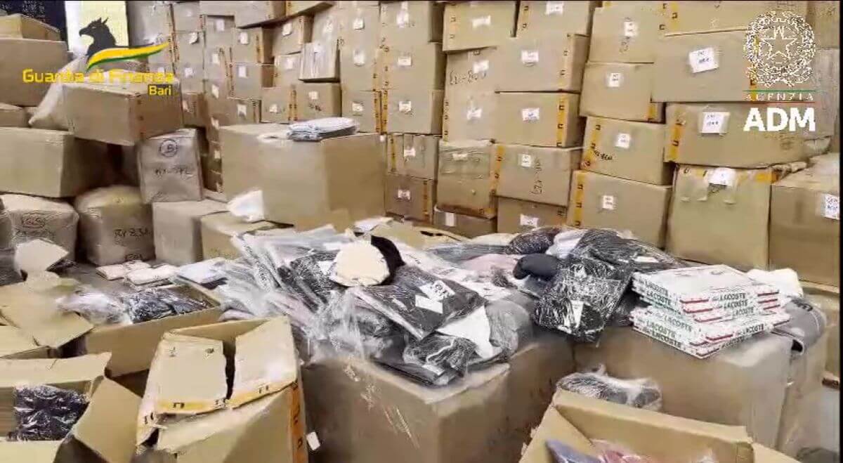 Bari, “falso di qualità” al porto: sequestrati 30mila capi di abbigliamento arrivati dalla Turchia – VIDEO