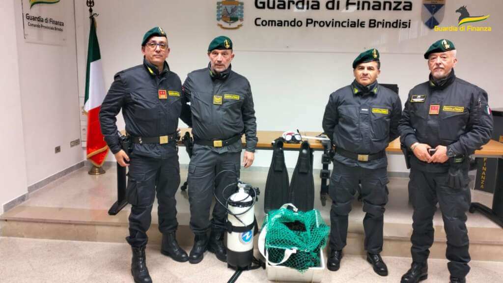 Galleria foto 'Brindisi, in auto 16 chili di ricci di mare pescati illegalmente: denunciato un uomo' - foto 1