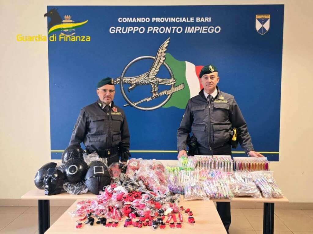 Galleria foto 'Gadget di “Squid Game” falsi: 17mila prodotti sequestrati nel Barese, 2 denunce' - foto 1