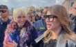Sanremo, l’arrivo di Alessandra Amoroso tra la folla e l’abbraccio con Serena Brancale – VIDEO
