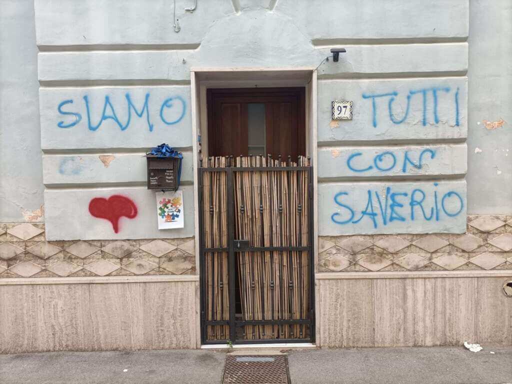 Galleria foto 'Taranto, Adriana e suo figlio autistico sfrattati: eseguito lo sgombero della casa venduta all’asta' - foto 1