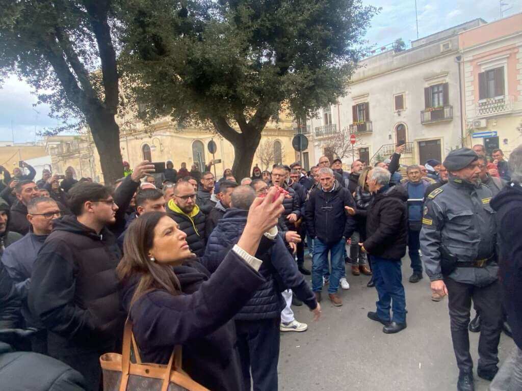 Galleria foto 'Brindisi, Emiliano: «Versalis rinvii la chiusura del cracking». Tensione tra sindacati all’esterno della Prefettura – VIDEO' - foto 1