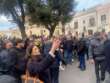 Brindisi, Emiliano: «Versalis rinvii la chiusura del cracking». Tensione tra sindacati all’esterno della Prefettura – VIDEO