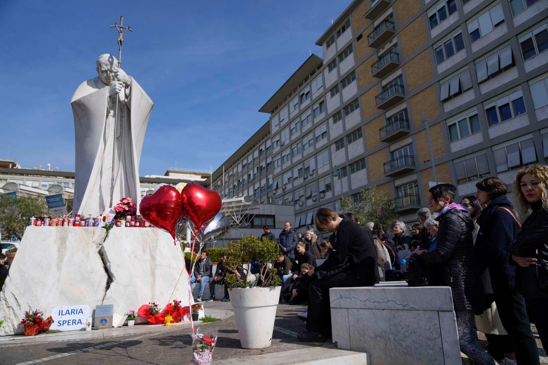 La salute di papa Francesco: «Nella notte ha dormito bene e ora sta riposando» La salute di papa Francesco: «Nella notte ha dormito bene e ora sta riposando»