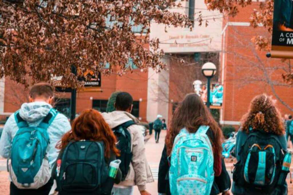 Galleria foto 'Bari, violenza sessuale durante l’ora di educazione fisica: vittima una 15enne' - foto 1