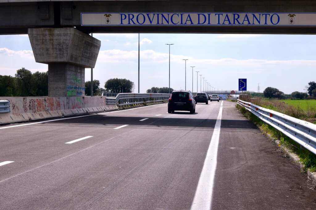 Taranto, inaugurato secondo lotto Tangenziale Sud. «Non dimentichiamo l’operaio che qui morì» – VIDEO