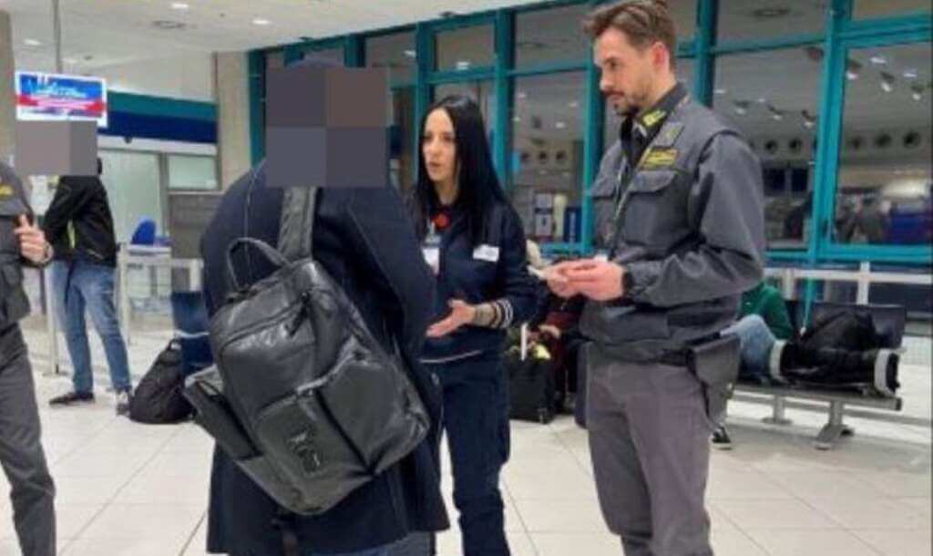 Galleria foto 'Dalla Russia all’Italia con 6 cuccioli con documenti falsi: denunciato un uomo a Bari' - foto 1