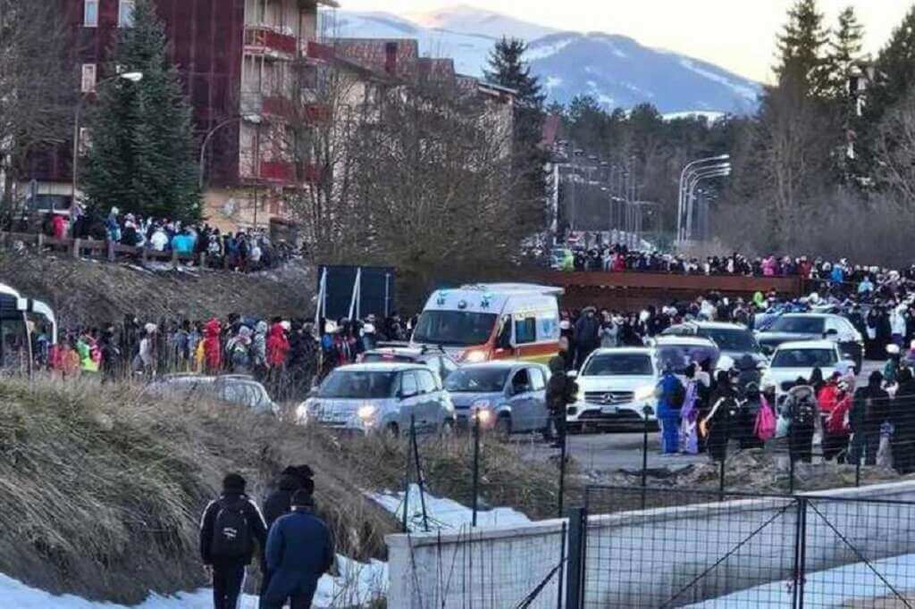 Galleria foto 'Roccaraso e non solo, quando viaggiare diventa vandalizzare: come difendersi dal “turismo cafonal”?' - foto 1