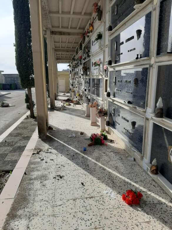 Galleria foto 'Torremaggiore, devastato il cimitero. Il sindaco: «Sfregio alla memoria. Un colpo al cuore della comunità»' - foto 4
