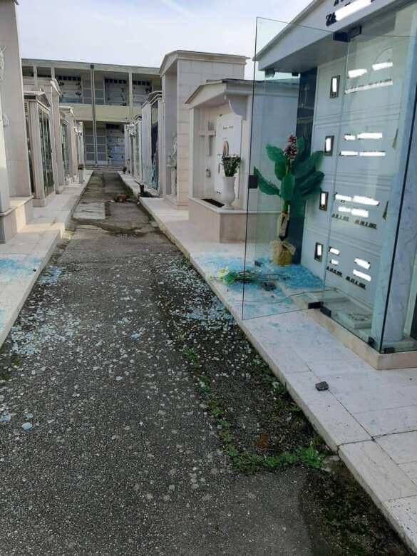 Galleria foto 'Torremaggiore, devastato il cimitero. Il sindaco: «Sfregio alla memoria. Un colpo al cuore della comunità»' - foto 3