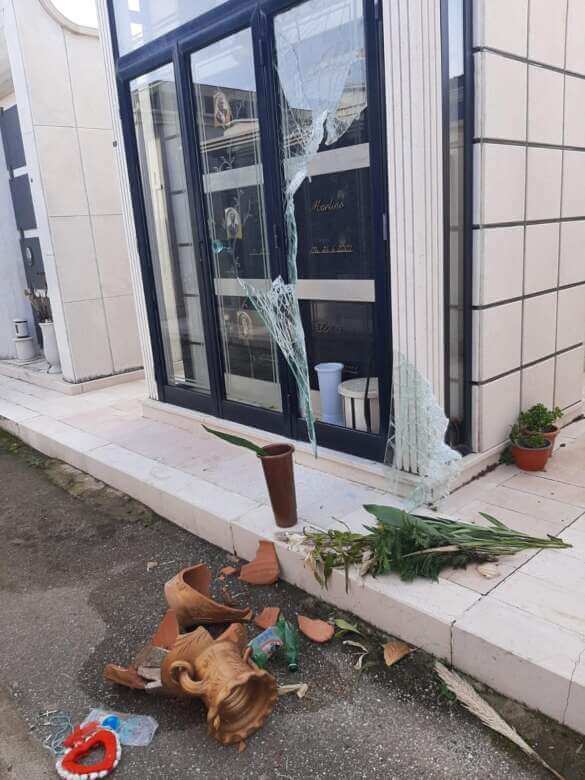 Galleria foto 'Torremaggiore, devastato il cimitero. Il sindaco: «Sfregio alla memoria. Un colpo al cuore della comunità»' - foto 2