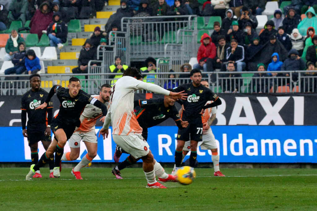 Galleria foto 'Serie A, decide Dybala dal dischetto: la Roma batte il Venezia 1-0 in trasferta' - foto 1