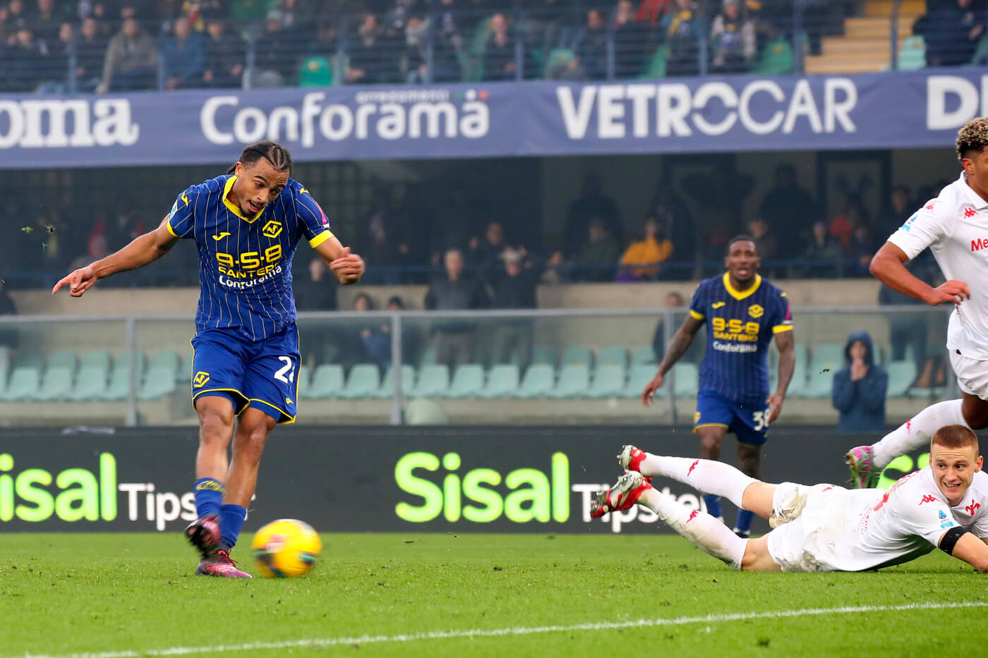Serie A, Bernede regala i 3 punti al Verona contro la Fiorentina: paura per Kean Serie A, Bernede regala i 3 punti al Verona contro la Fiorentina: paura per Kean