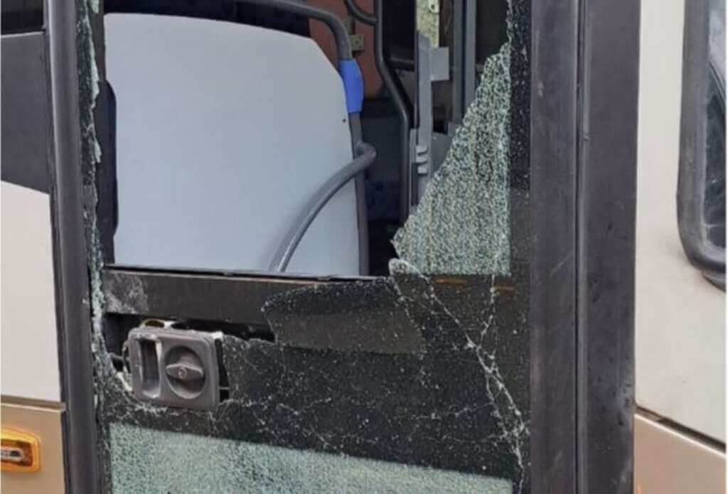 Galleria foto 'Brindisi, sasso contro un bus di linea della Stp: l’autista finisce in ospedale' - foto 1
