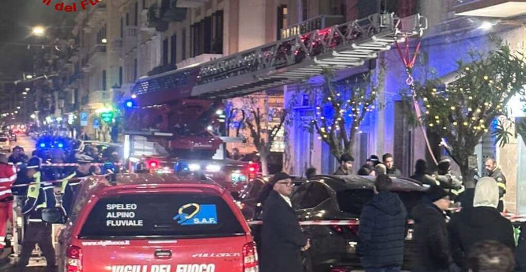 Galleria foto 'Bari, bambino dimesso dall’ospedale rientra a casa con l’aiuto speciale dei vigili del fuoco' - foto 2
